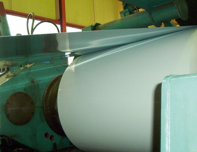 Spazio tra nastro metallico e rullo