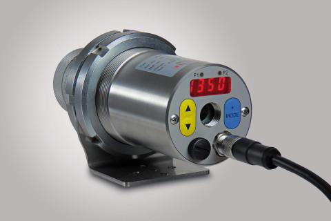 Con los pirómetros de cociente modernos, se muestran y se emiten tanto los valores medidos de cociente y espectrales como la intensidad de señal.